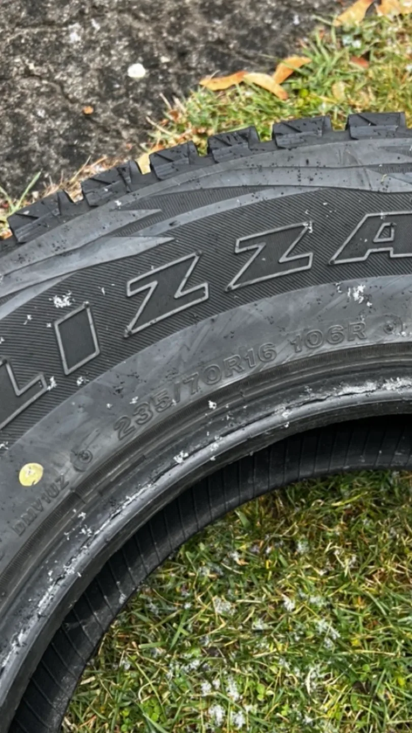 Set of 4 Goodyear Ultra Grip Winter Tires 235/70R16 image indicator(3)