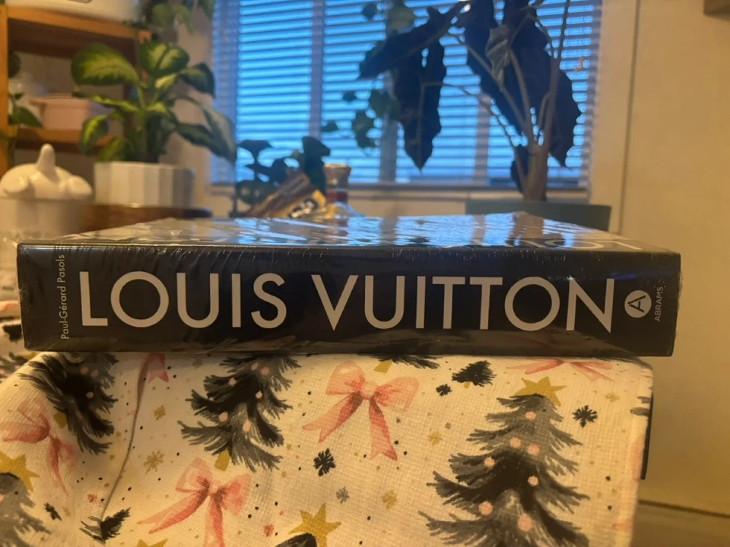 Louis Vuitton: The Birth of Modern Luxury Book image indicator(2)