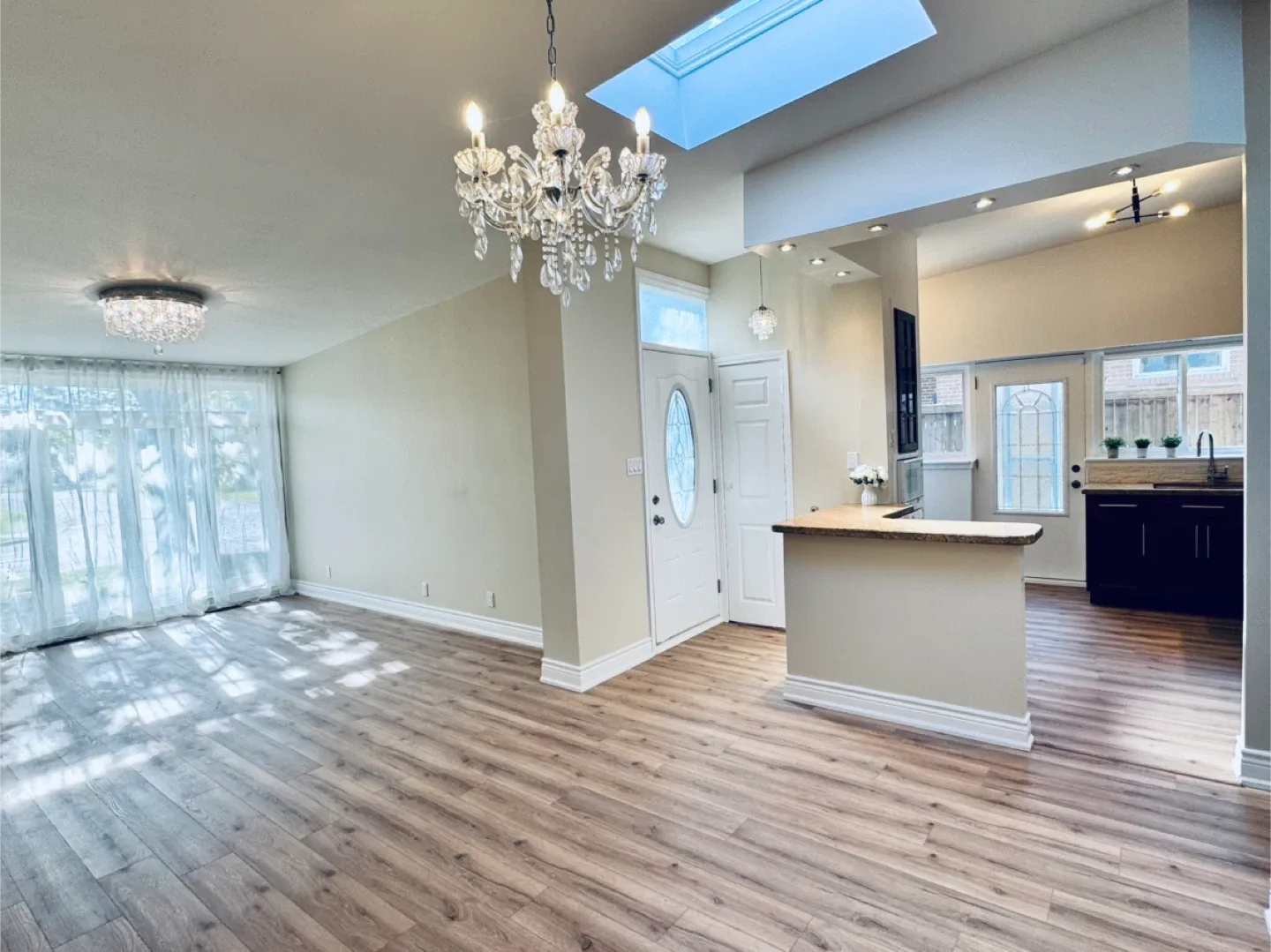 For Rent - upper apartment with 3 bedrooms image indicator(2)