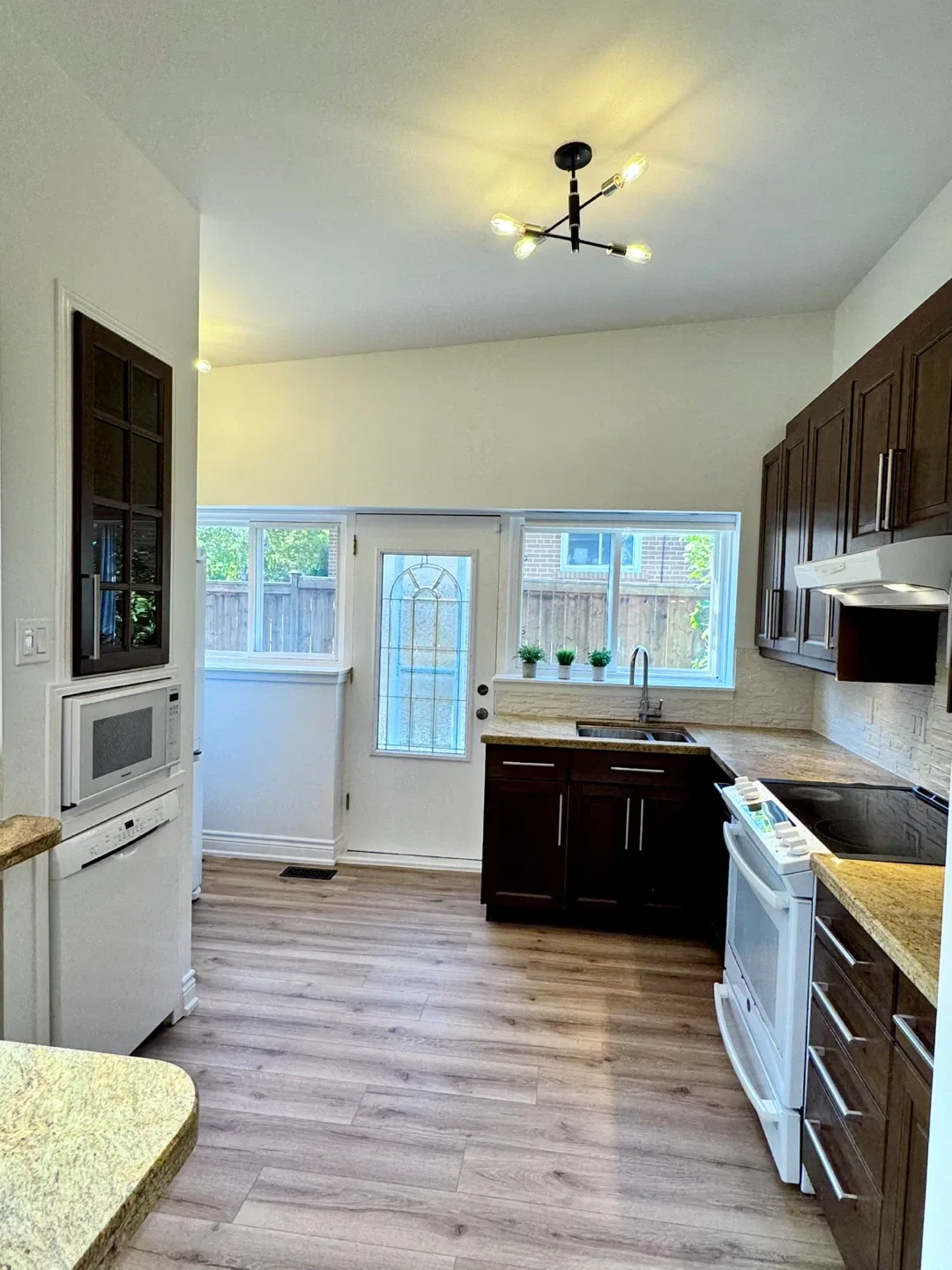 For Rent - upper apartment with 3 bedrooms image indicator(4)