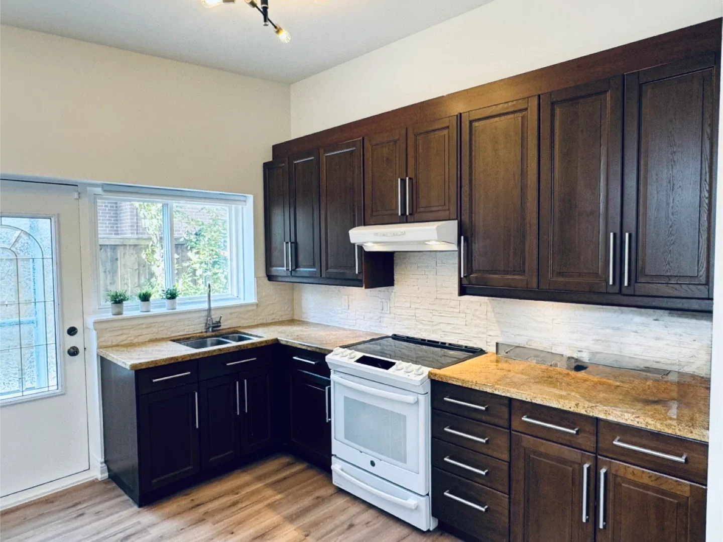 For Rent - upper apartment with 3 bedrooms image indicator(3)