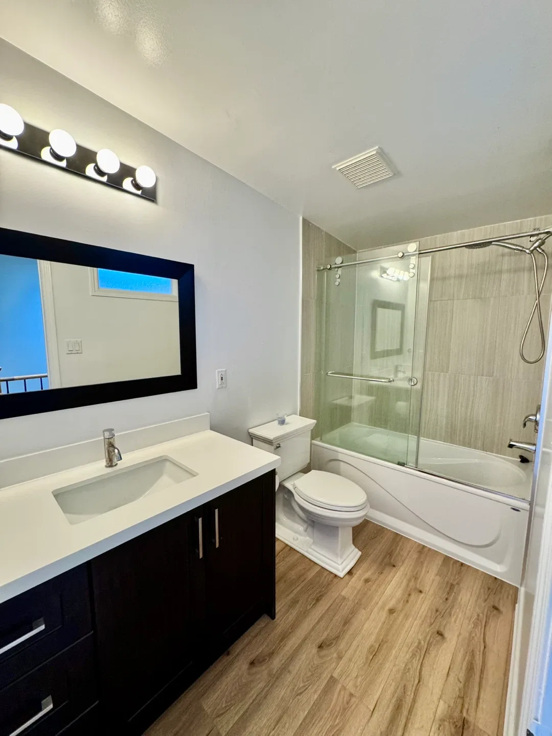 For Rent - upper apartment with 3 bedrooms image indicator(8)