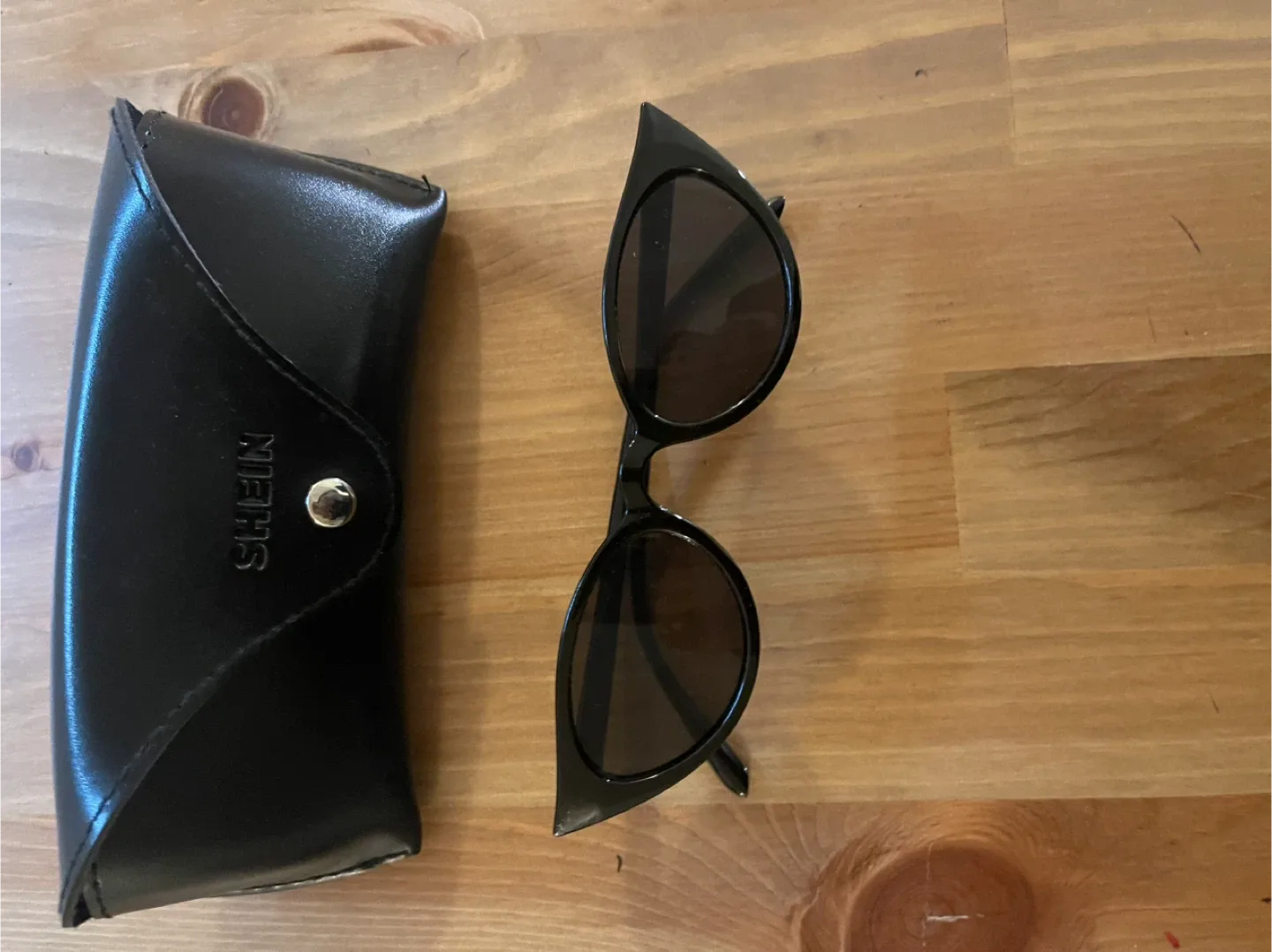 Shein Black Cat-Eye Sunglasses with Case image indicator(2)