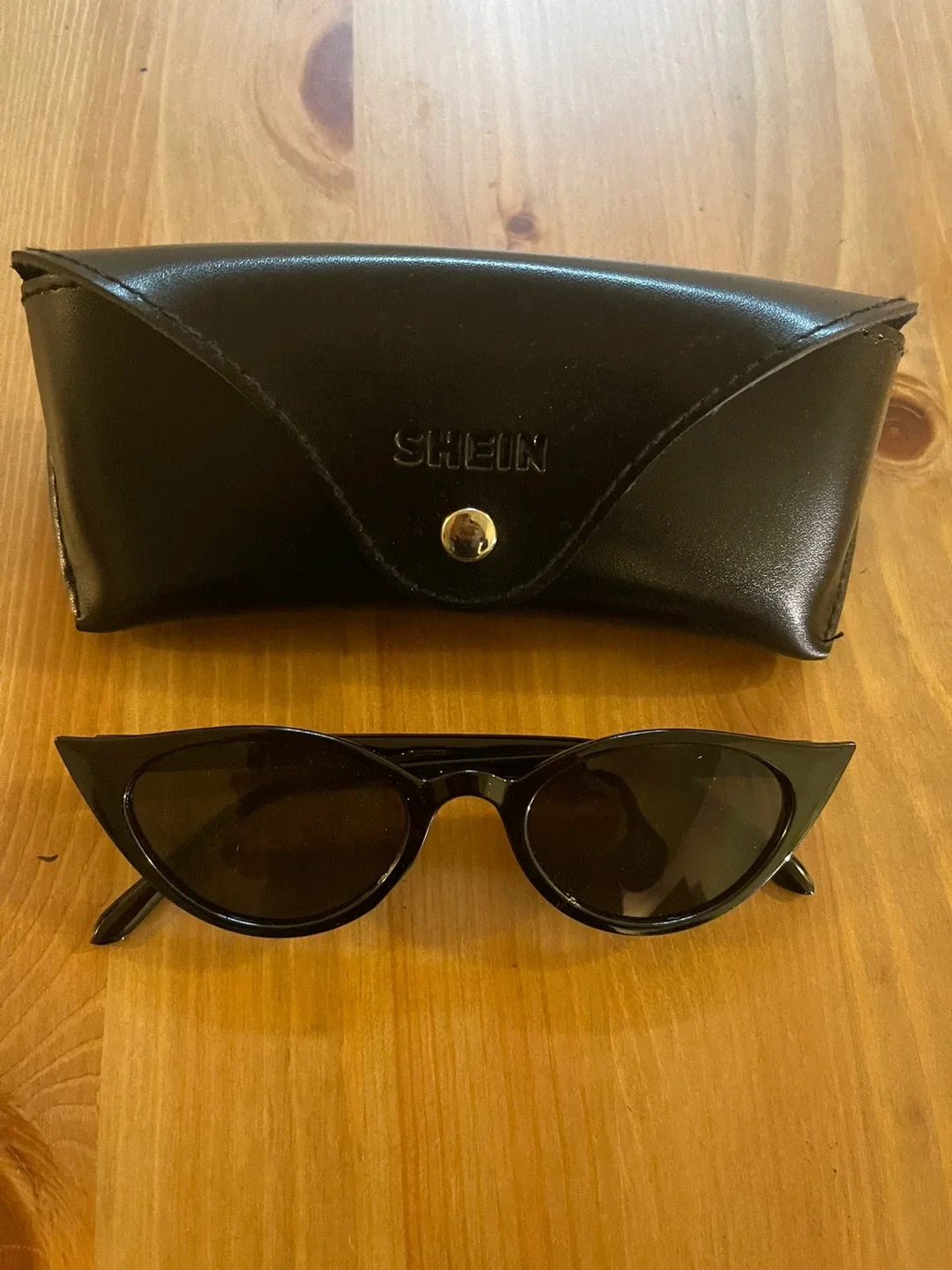 Shein Black Cat-Eye Sunglasses with Case image indicator(3)