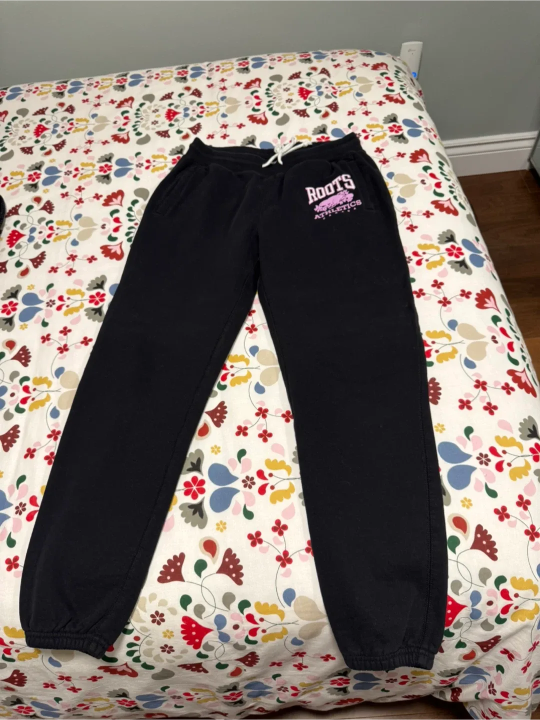 Roots Athletics Black Sweatpants - Size M