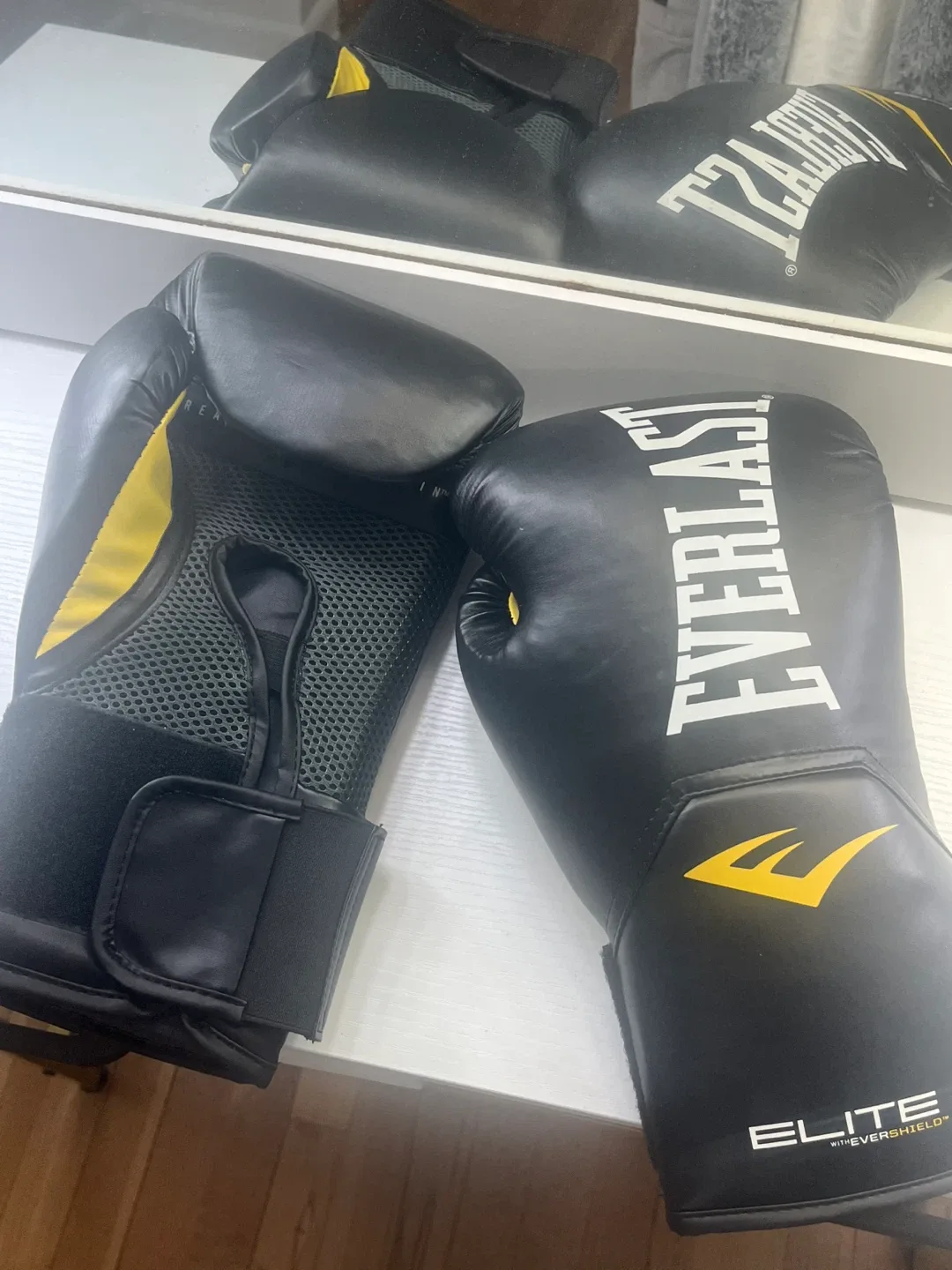 Everlast Elite Boxing Gloves - Black/Yellow image indicator(2)