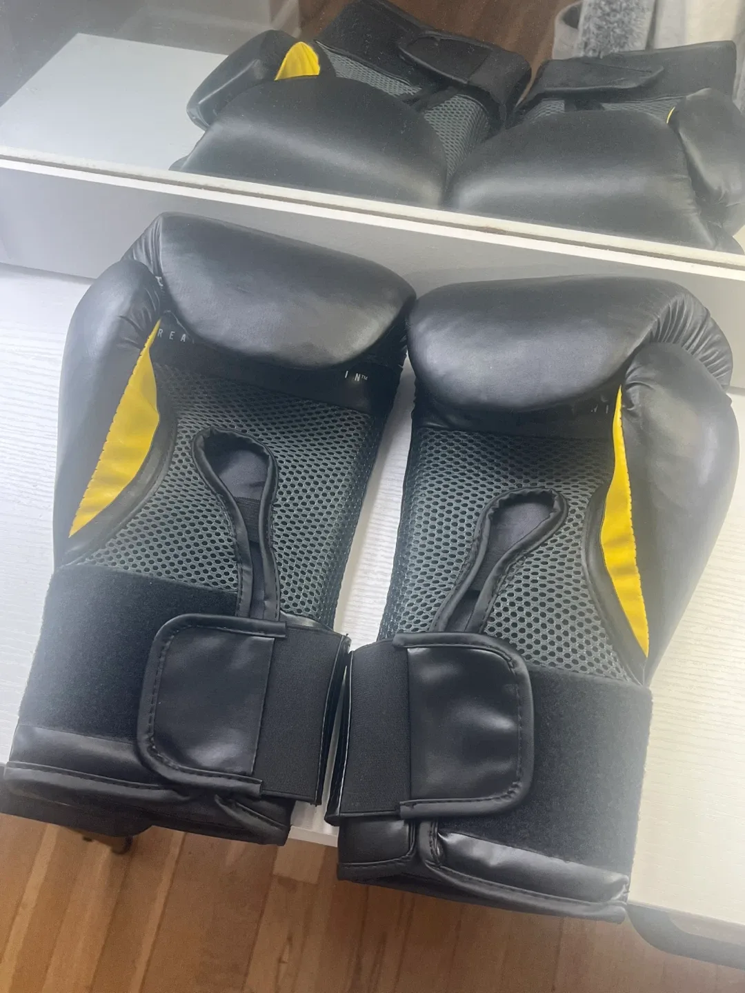 Everlast Elite Boxing Gloves - Black/Yellow image indicator(3)