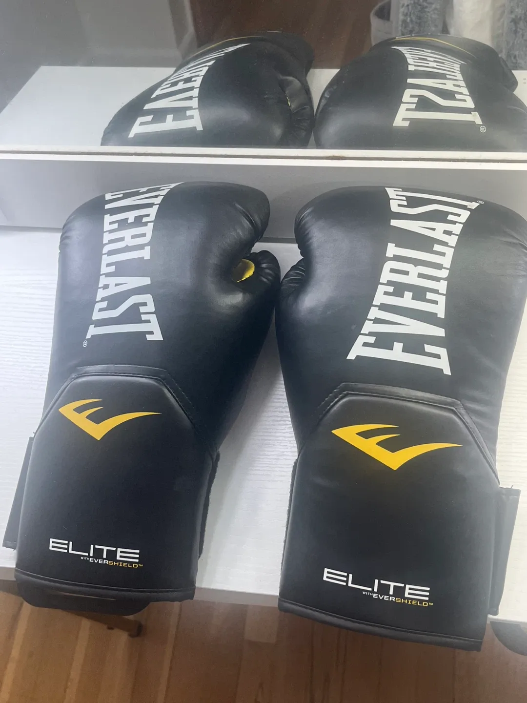 Everlast Elite Boxing Gloves - Black/Yellow image indicator(4)