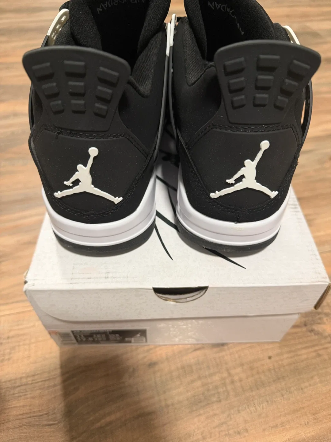 Air Jordan 4 Retro Black/White image indicator(5)