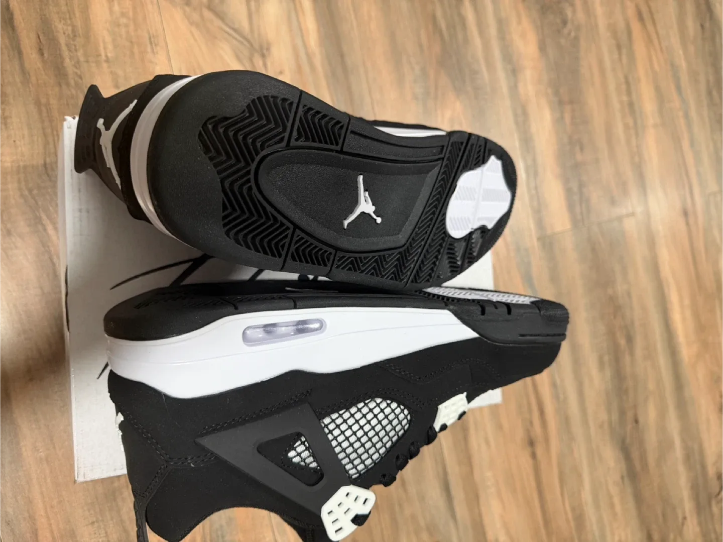 Air Jordan 4 Retro Black/White image indicator(8)