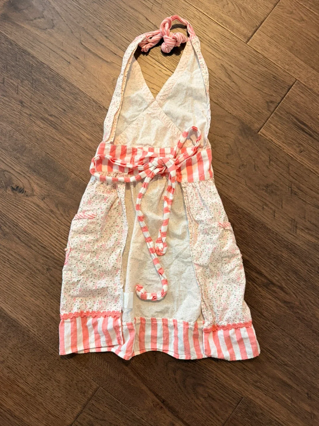 Super Cute Sur la table Apron - Floral & Striped image indicator(3)