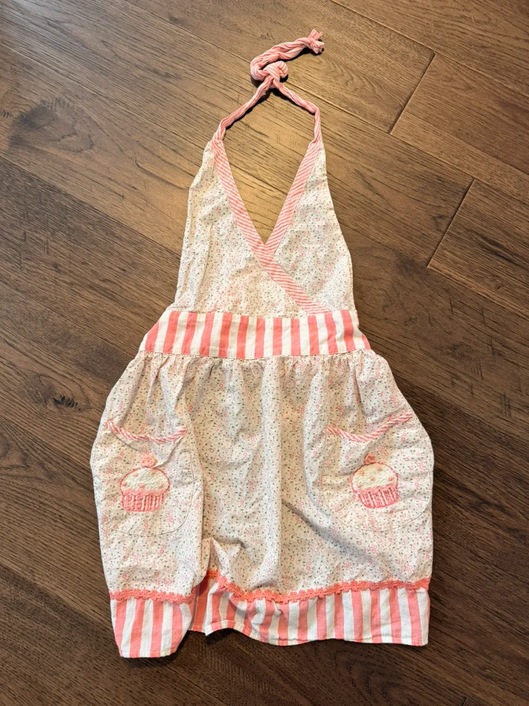 Super Cute Sur la table Apron - Floral & Striped image indicator(2)
