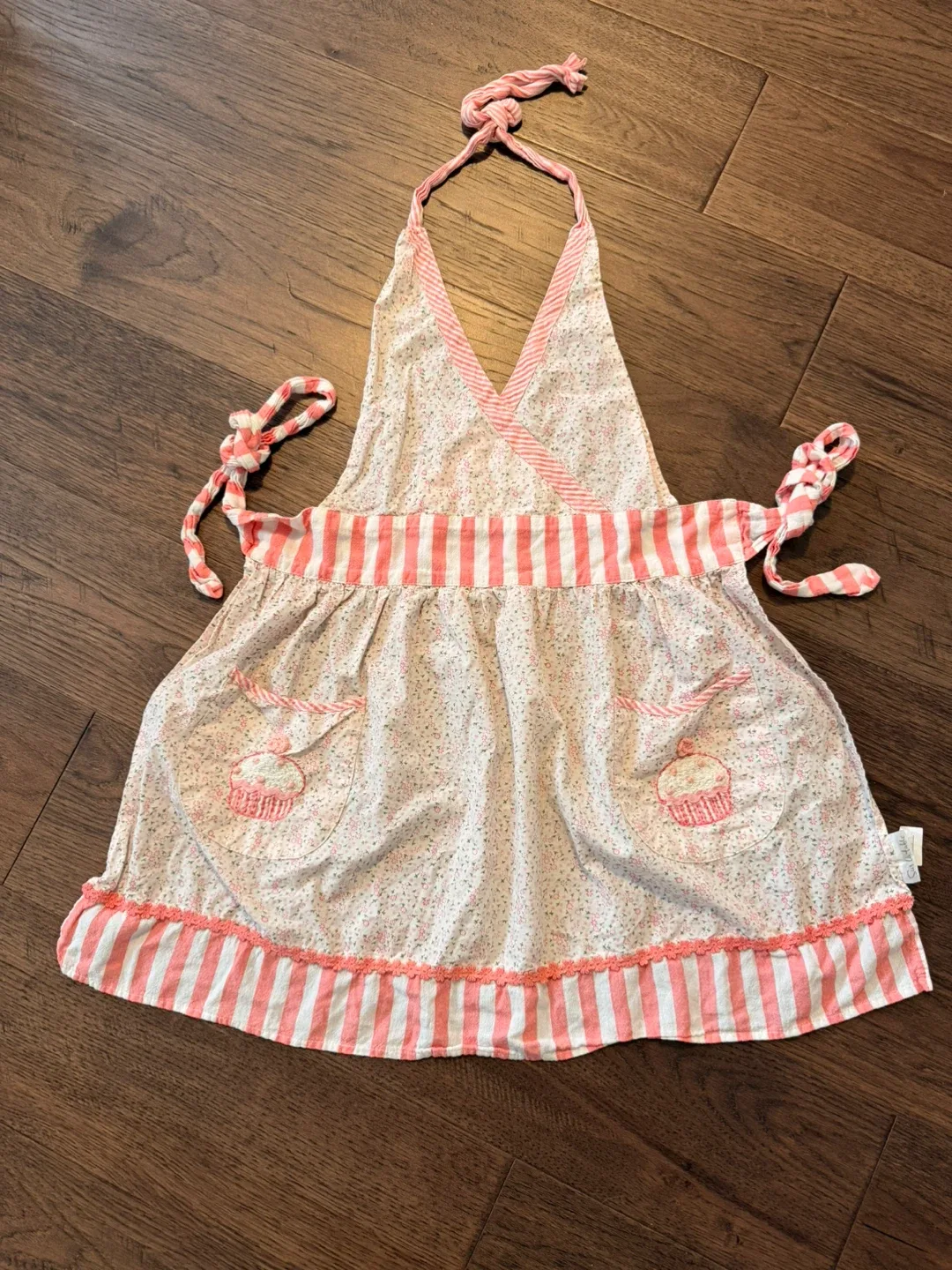 Super Cute Sur la table Apron - Floral & Striped image indicator(4)