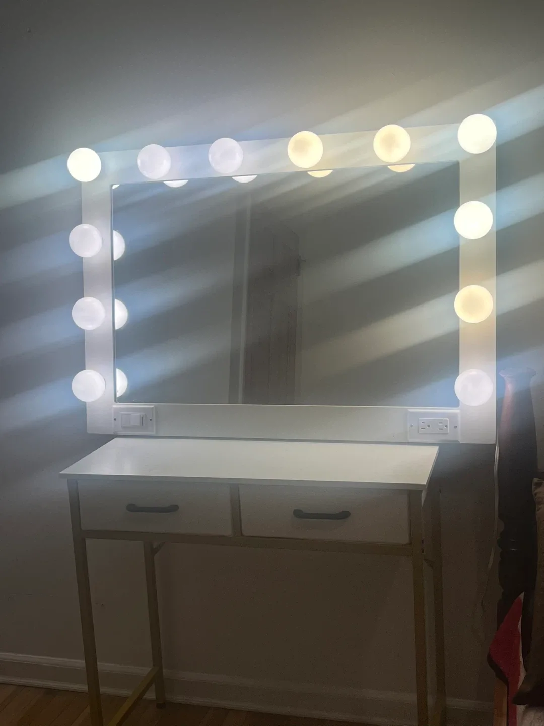 Vanity Table with Lighted Mirror image indicator(3)