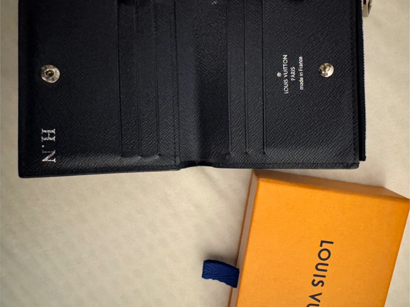 Louis Vuitton Men’s Wallet image indicator(3)