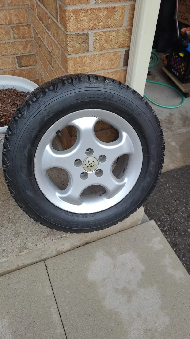 Winter tires on Rim- 215/60R15 image indicator(2)