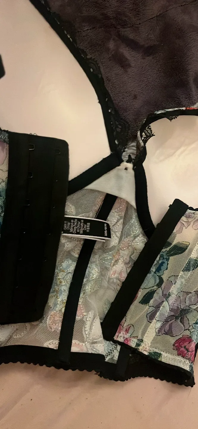 Victoria's Secret Floral Bra/ Corset- Size 32D image indicator(4)