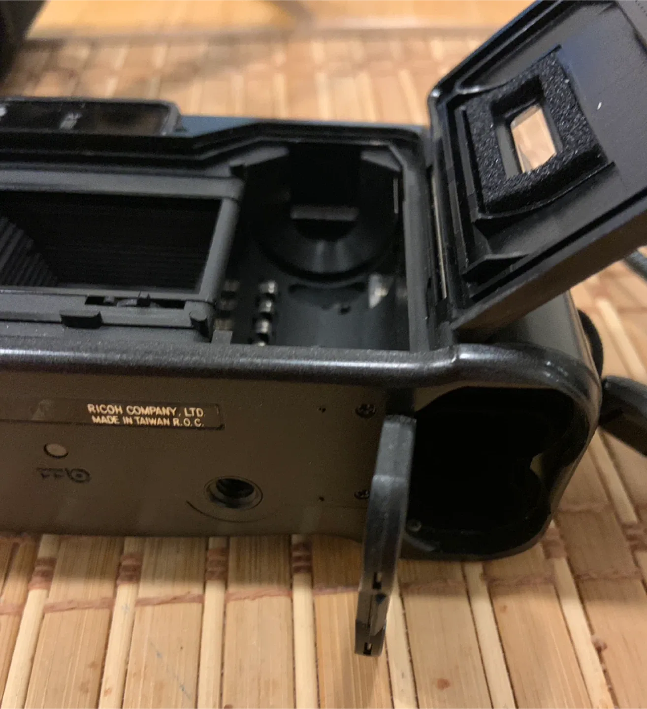 Ricoh FF-9  Vintage Film Camera w/ Case & Manual image indicator(5)