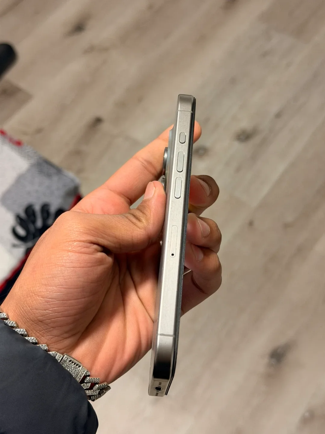 iPhone 15 - Back glass cracked image indicator(6)