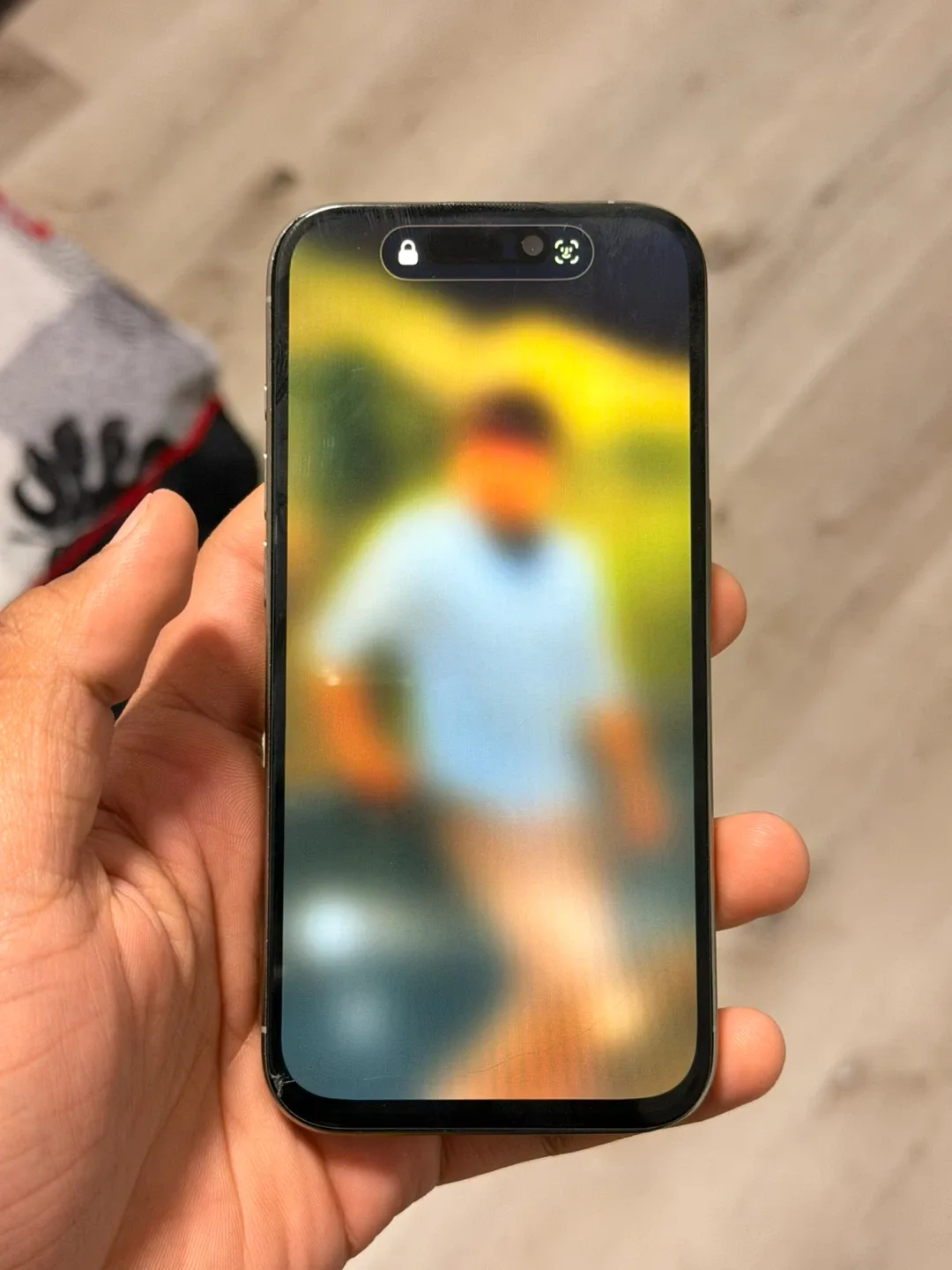 iPhone 15 - Back glass cracked image indicator(2)