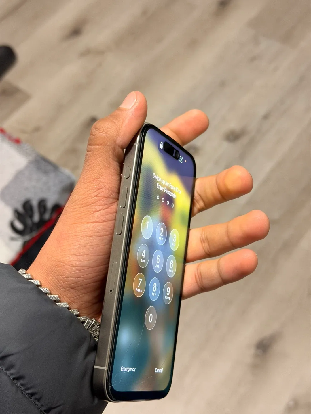 iPhone 15 - Back glass cracked image indicator(4)