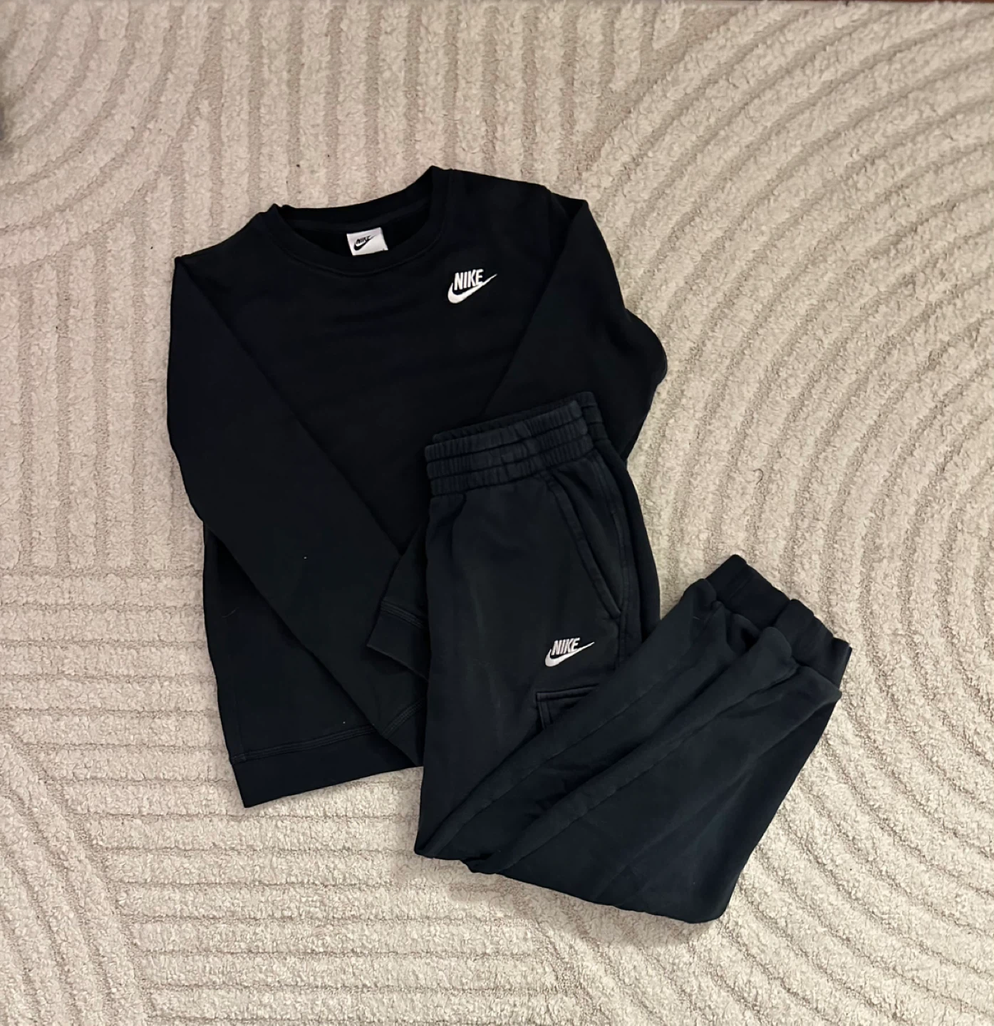 Nike Sweatshirt & Cargo Pants Set