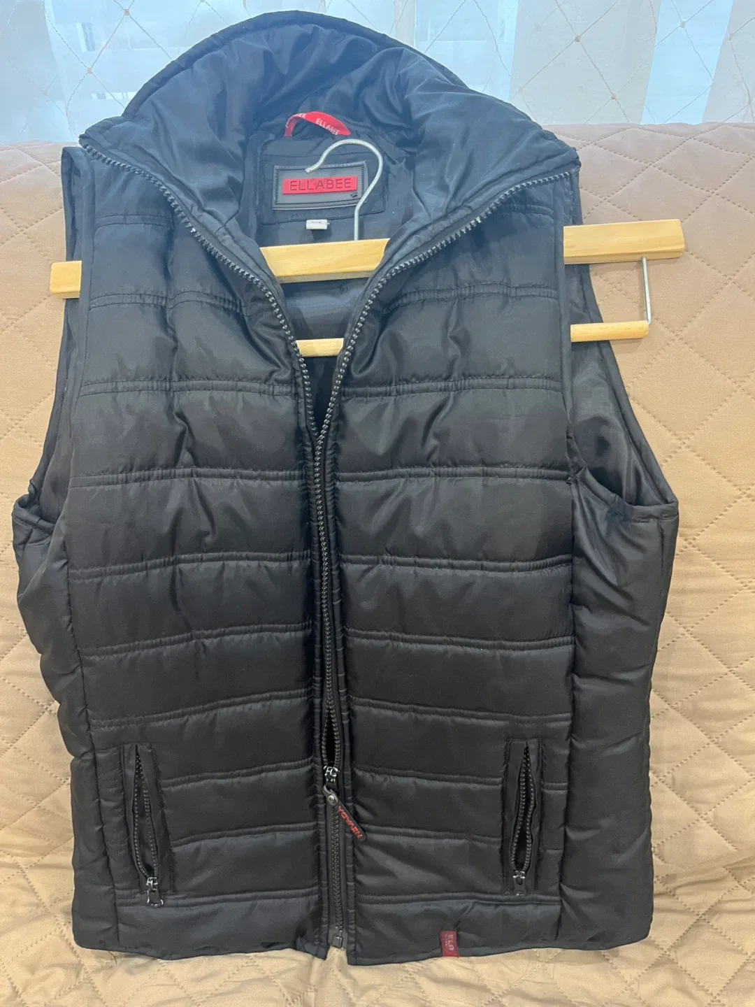 Ellabee Black Puffer Vest image indicator(2)