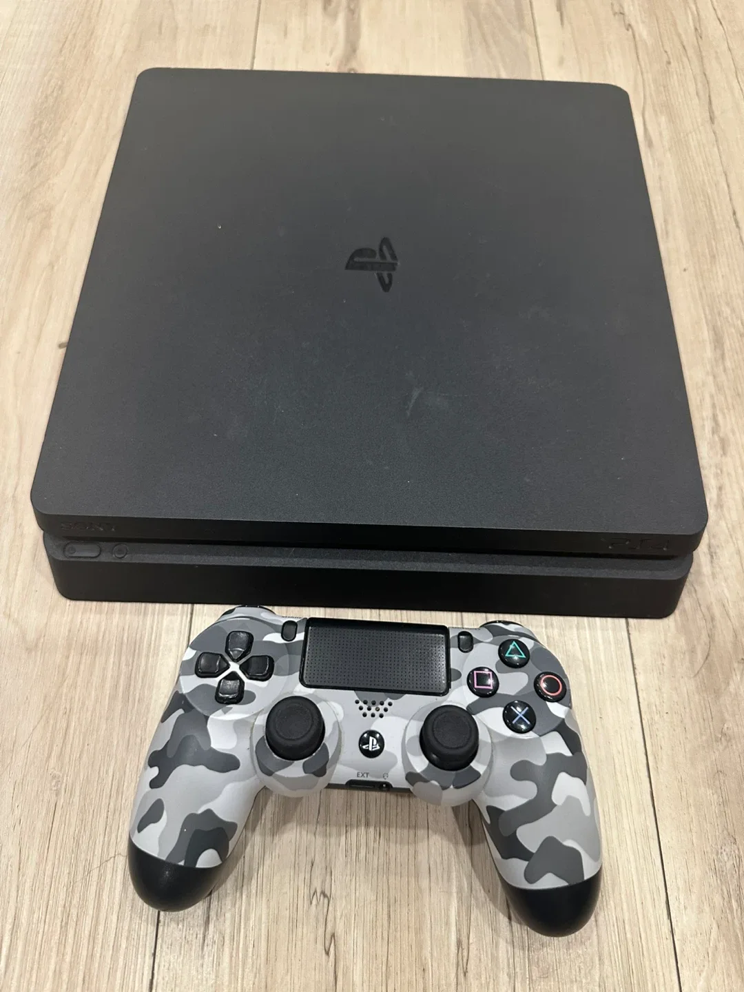 PlayStation 4 with Controller and 7 Games image indicator(2)