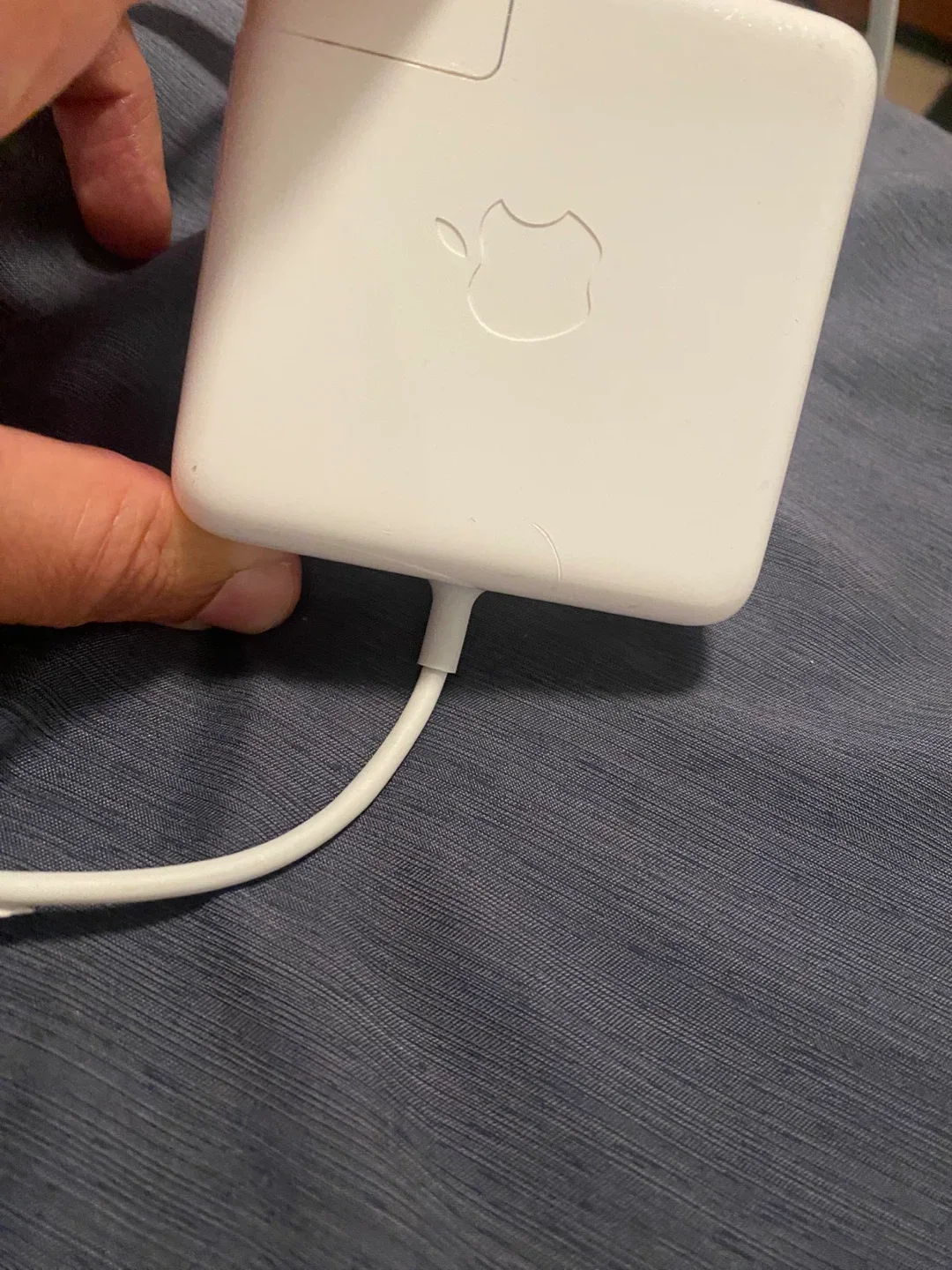 MacBook Pro with Charger image indicator(5)