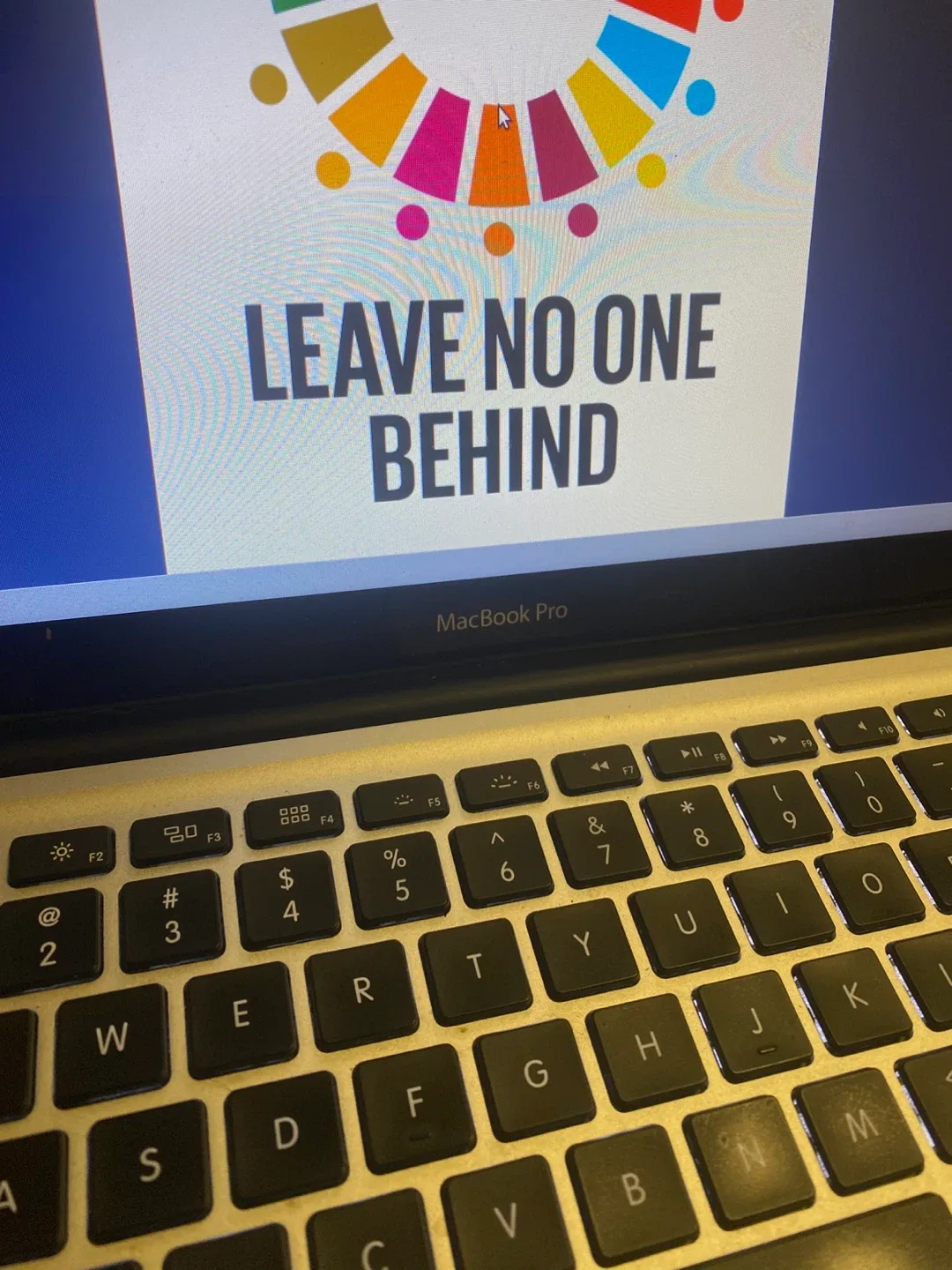 MacBook Pro with Charger image indicator(2)