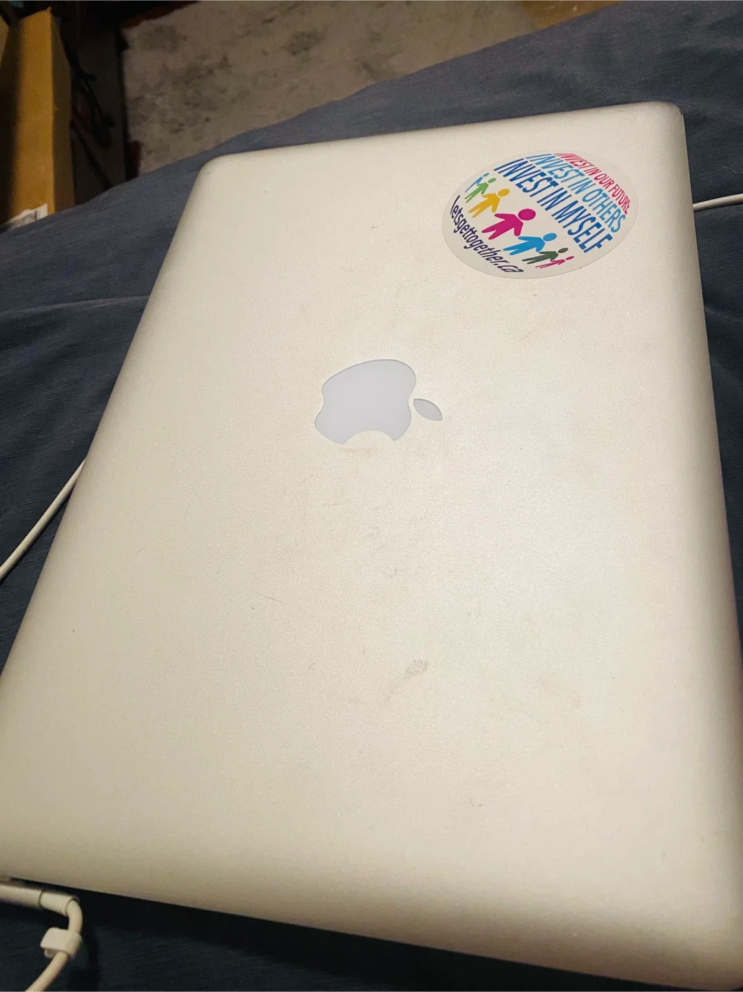 MacBook Pro with Charger image indicator(8)