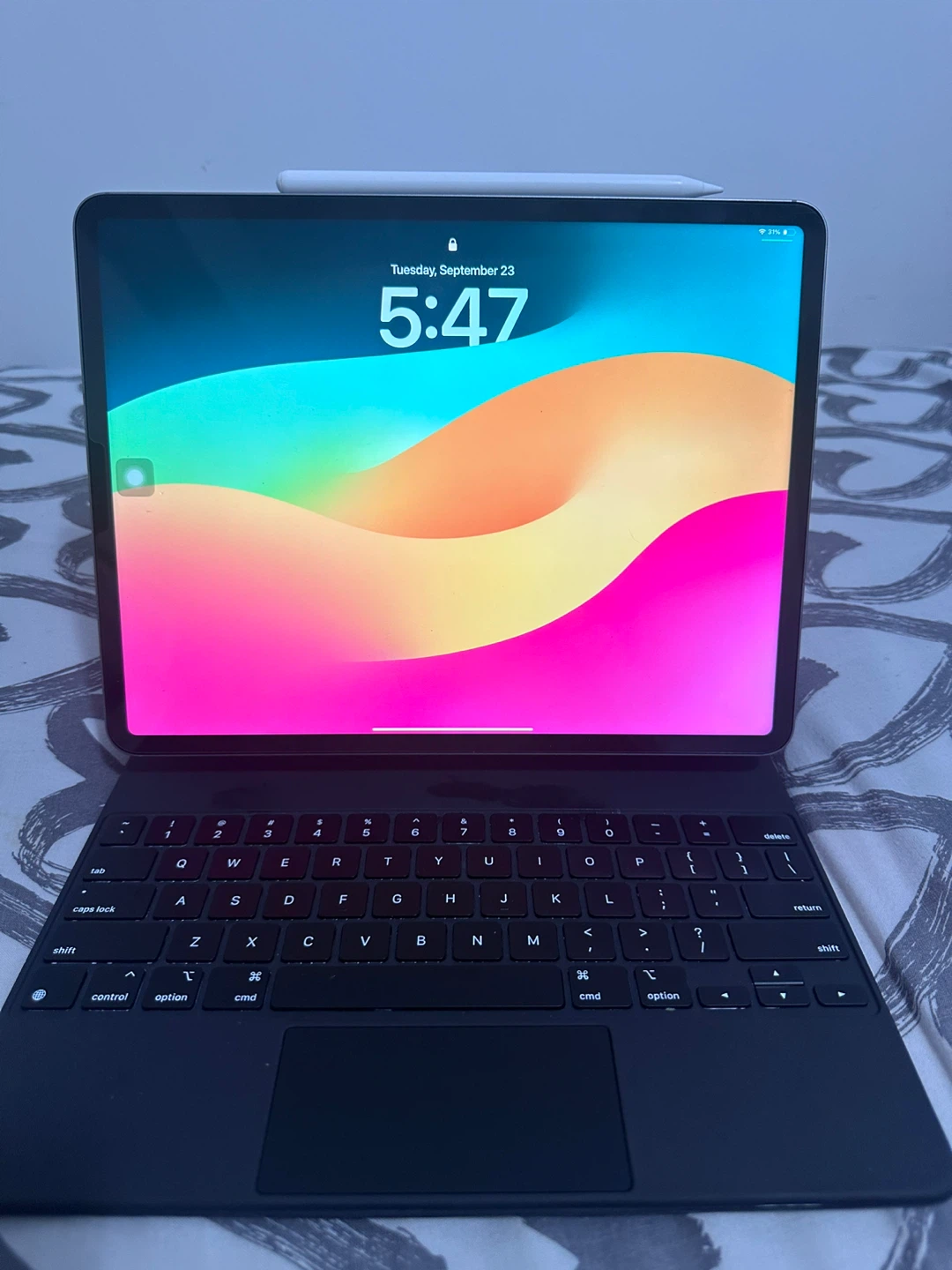 iPad Pro 12.9” (6th Gen) 256GB, Apple Pencil and magic keyboard - photo 3