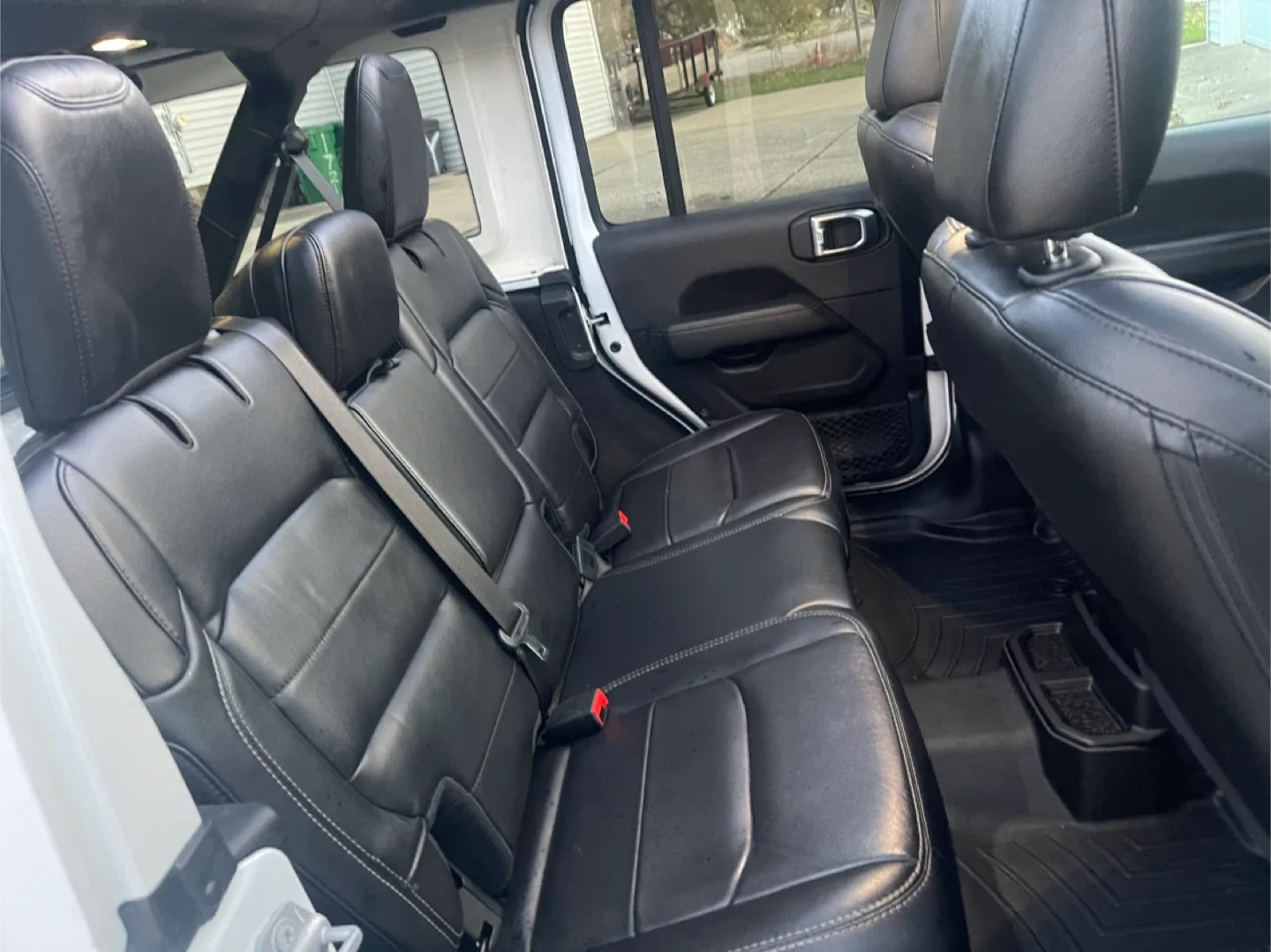 Jeep Wrangler Unlimited Sahara - White image indicator(6)