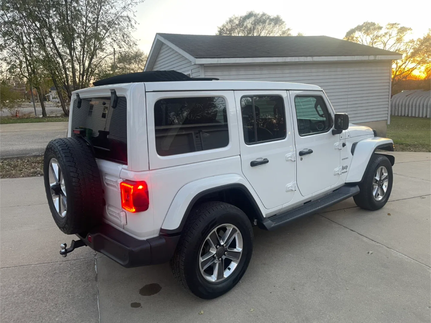 Jeep Wrangler Unlimited Sahara - White image indicator(3)