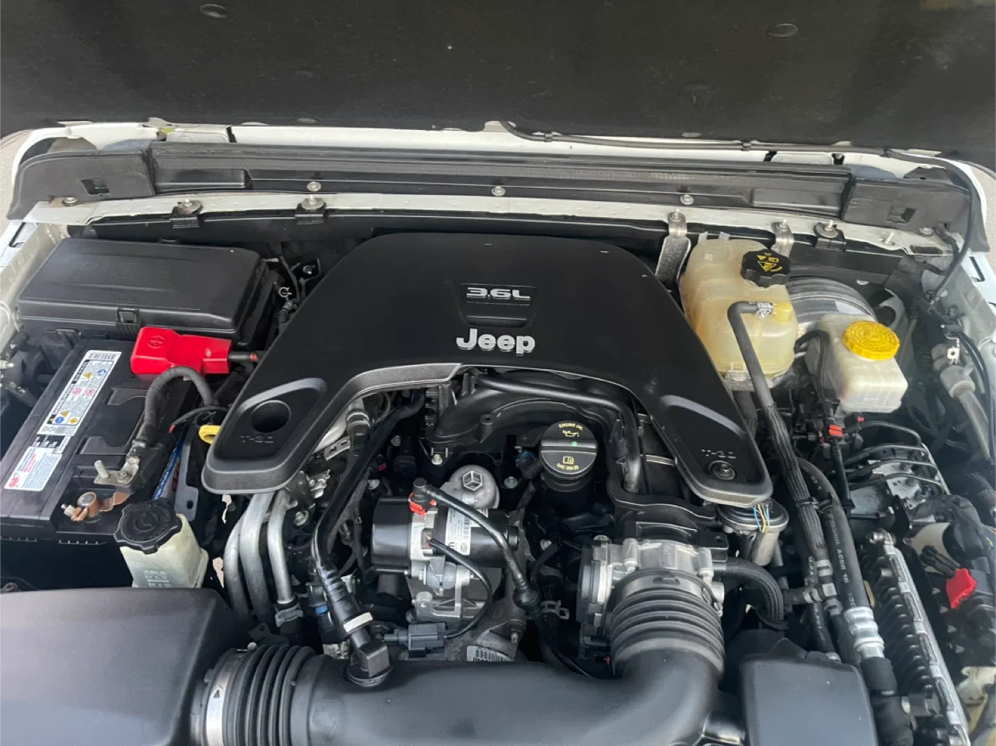 Jeep Wrangler Unlimited Sahara - White image indicator(7)