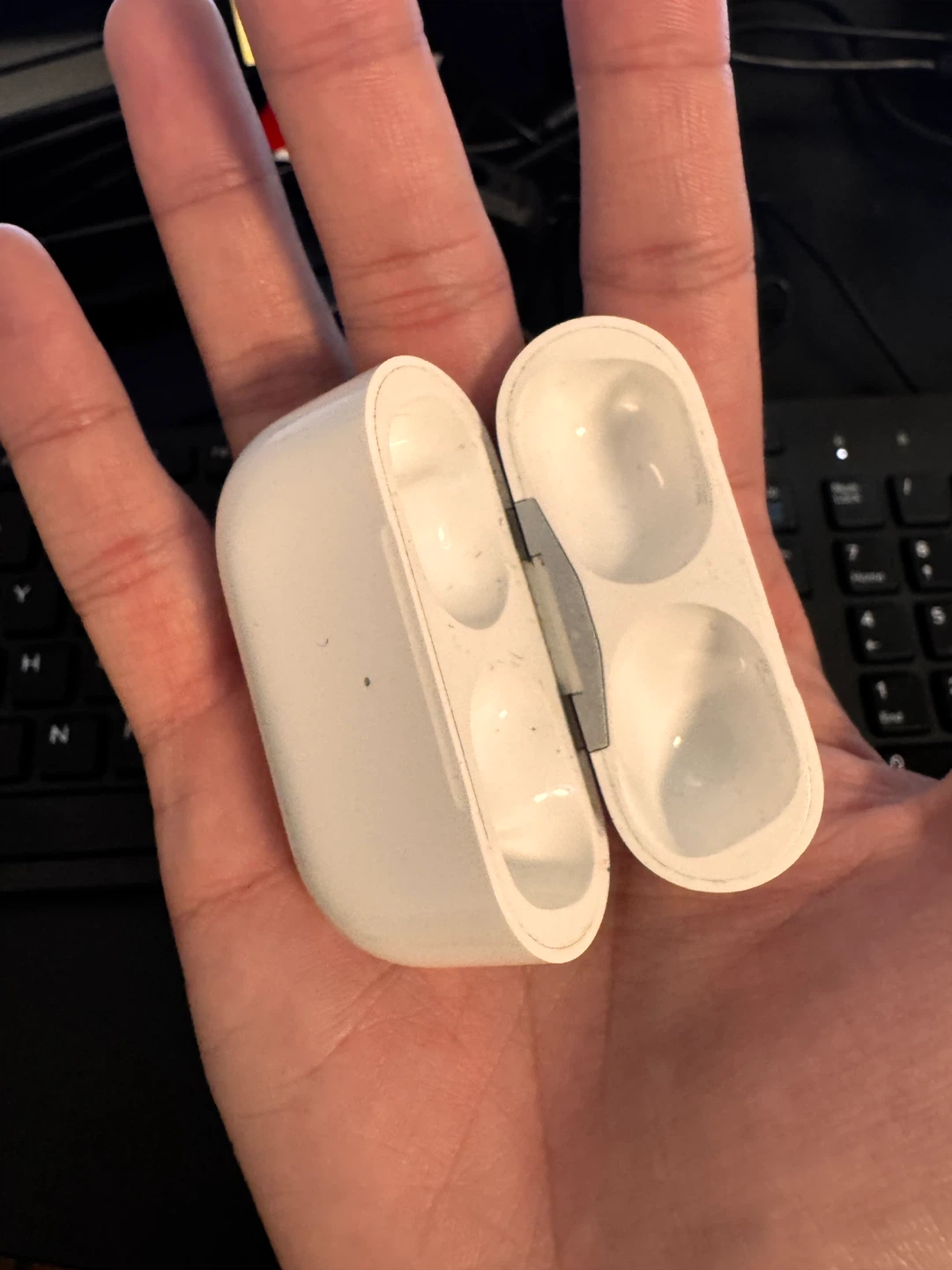 AirPods Pro 2nd Gen Case - photo 4