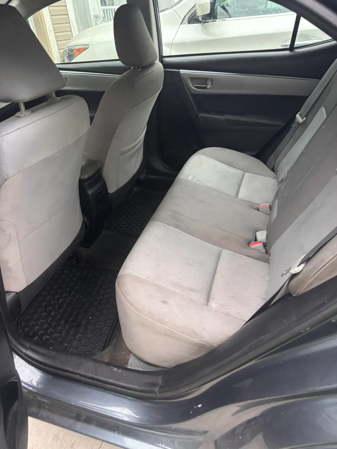 Toyota Corolla LE - Grey Sedan image indicator(5)