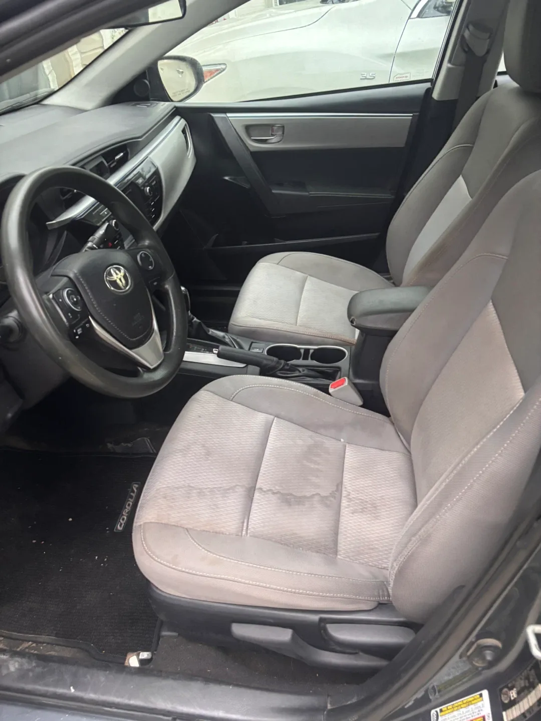 Toyota Corolla LE - Grey Sedan image indicator(4)