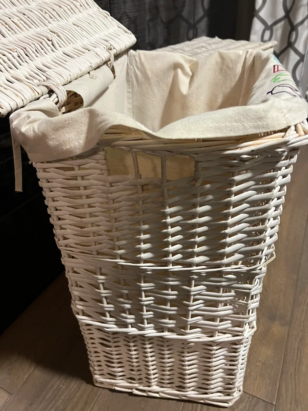 Wicker Laundry Hamper with Liner image indicator(2)