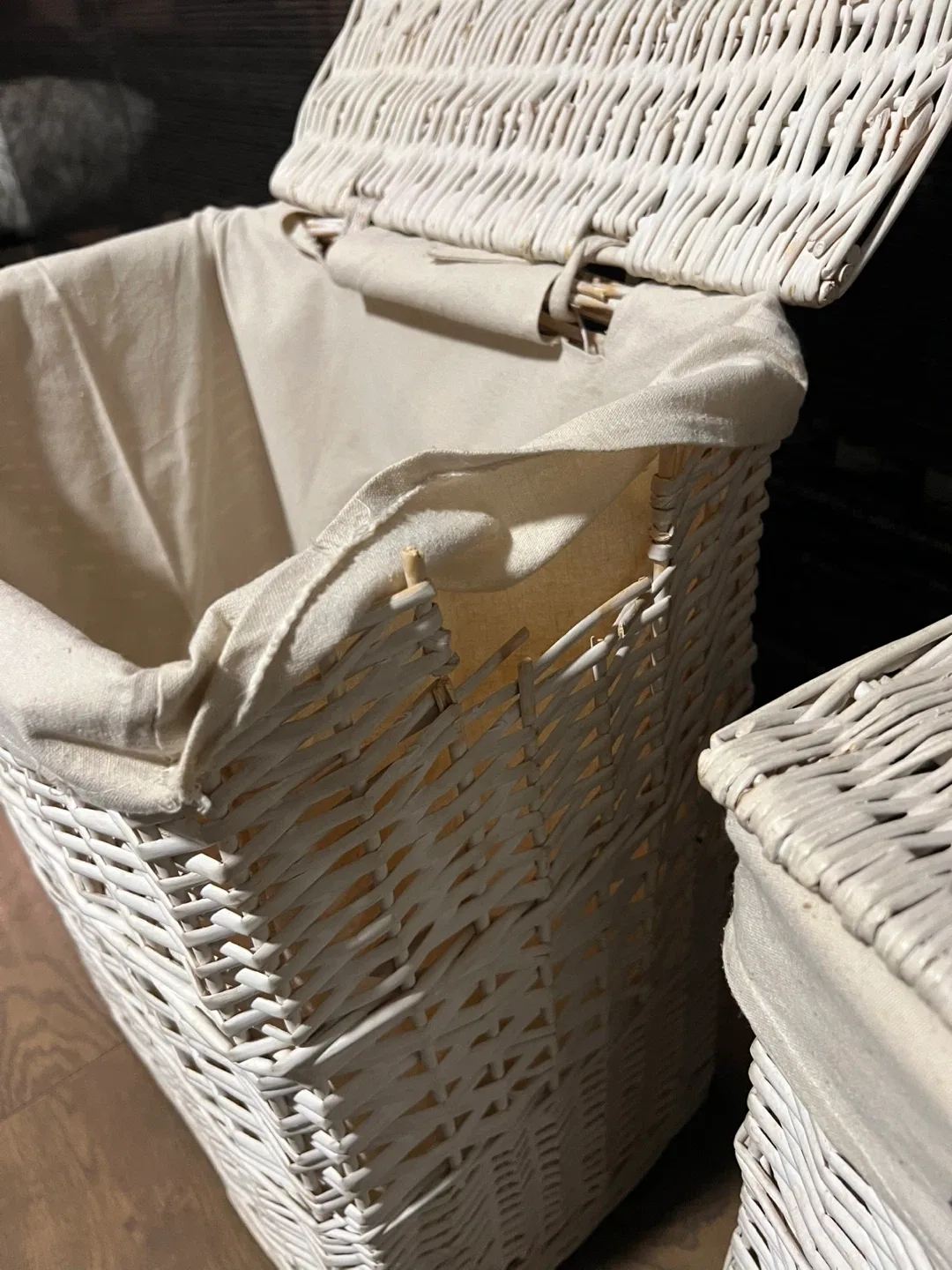 Wicker Laundry Hamper with Liner image indicator(4)
