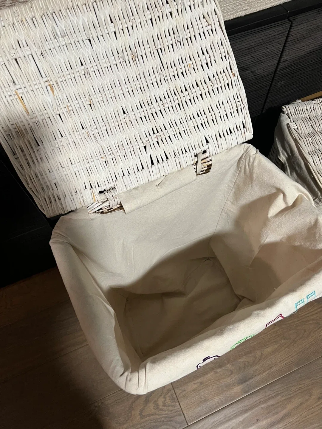 Wicker Laundry Hamper with Liner image indicator(3)