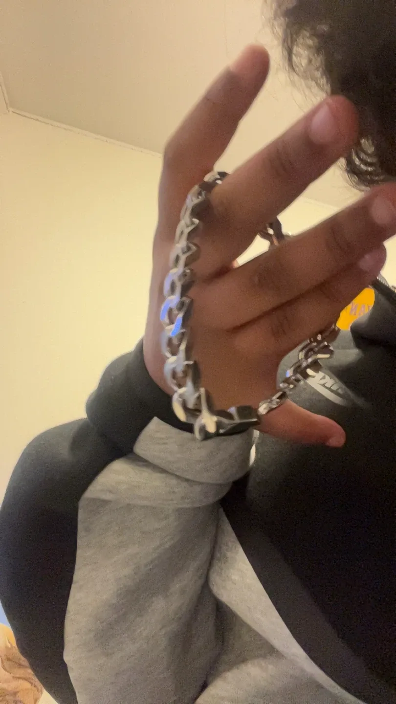 Giving away couse it doesn’t fit it’s to big on me image indicator(2)