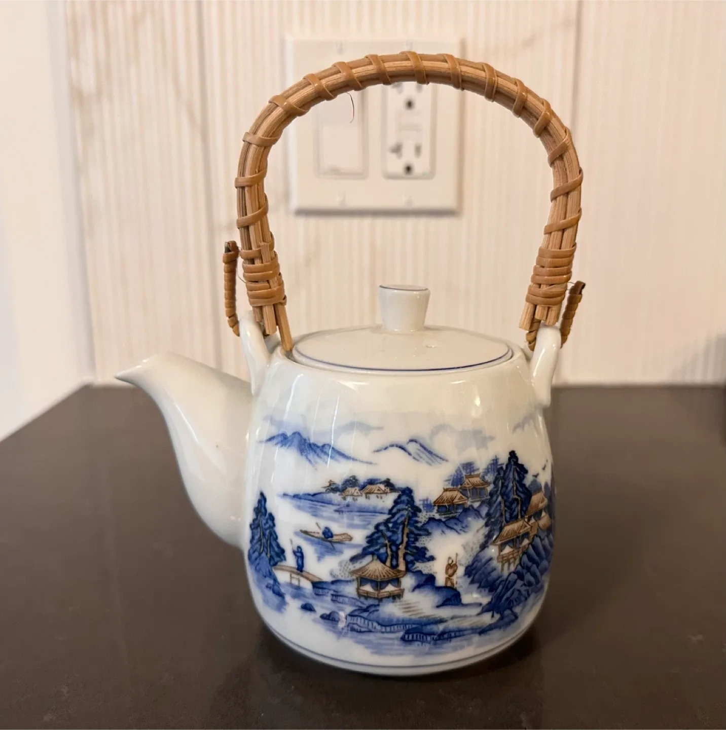 Vintage Japanese porcelain teapot image indicator(2)
