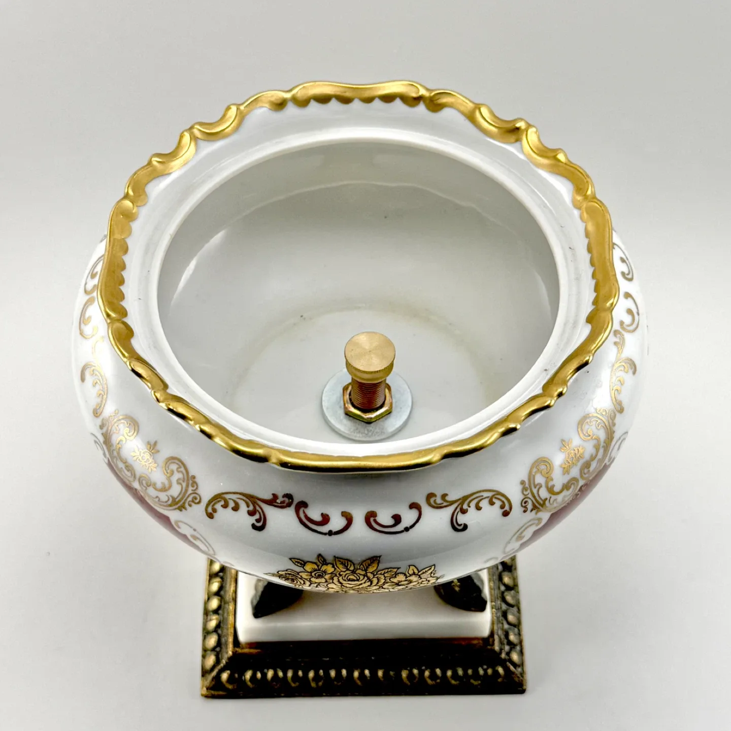 Beautiful porcelain decorative lidded urn image indicator(4)