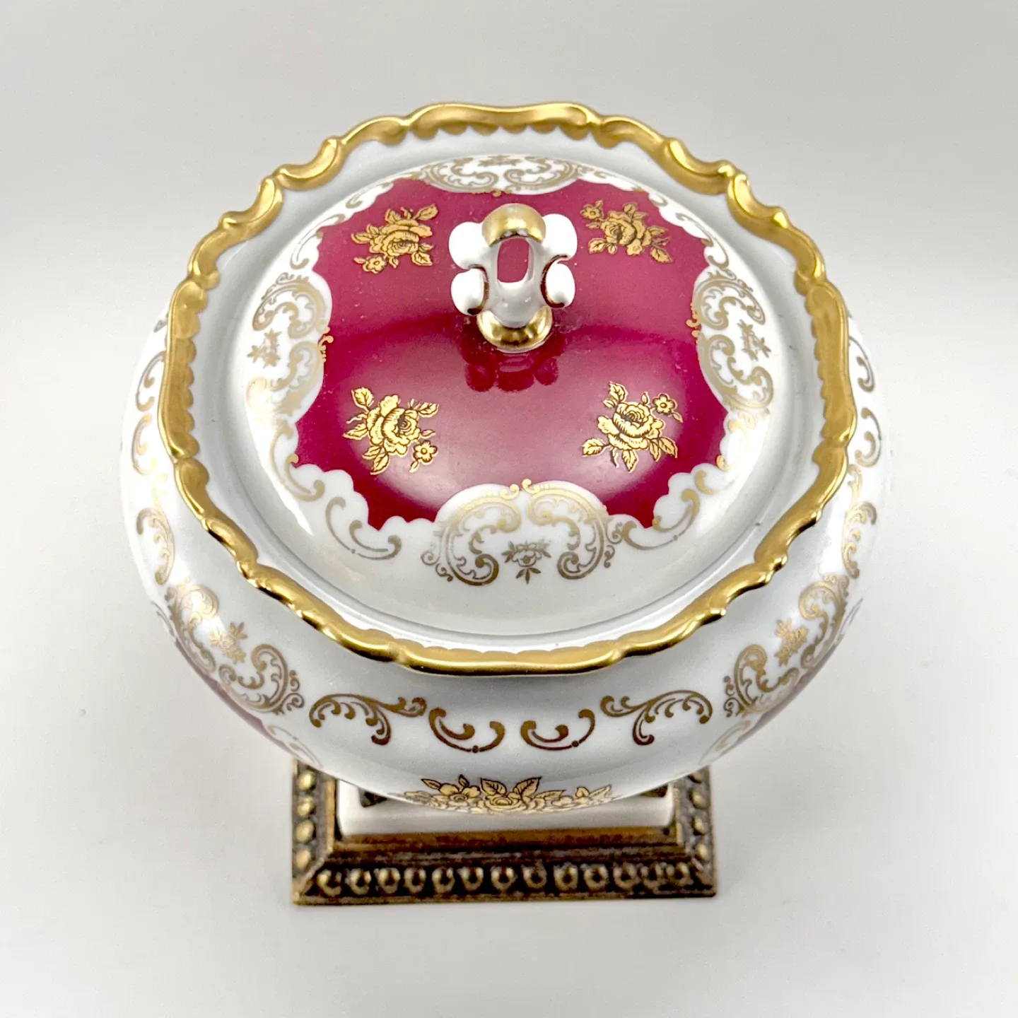 Beautiful porcelain decorative lidded urn image indicator(3)