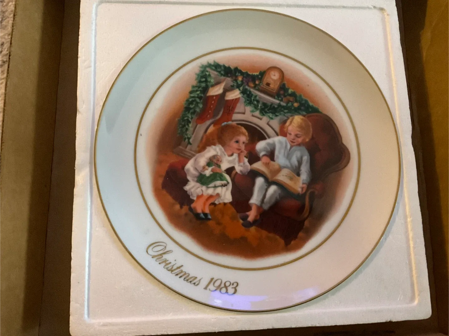 Avon Christmas Memories Series 1983 Porcelain Plate image indicator(2)