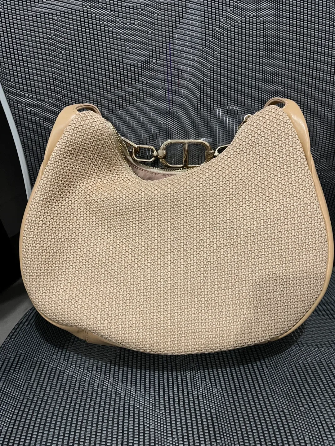 Sac à main beige avec chaîne dorée image indicator(2)