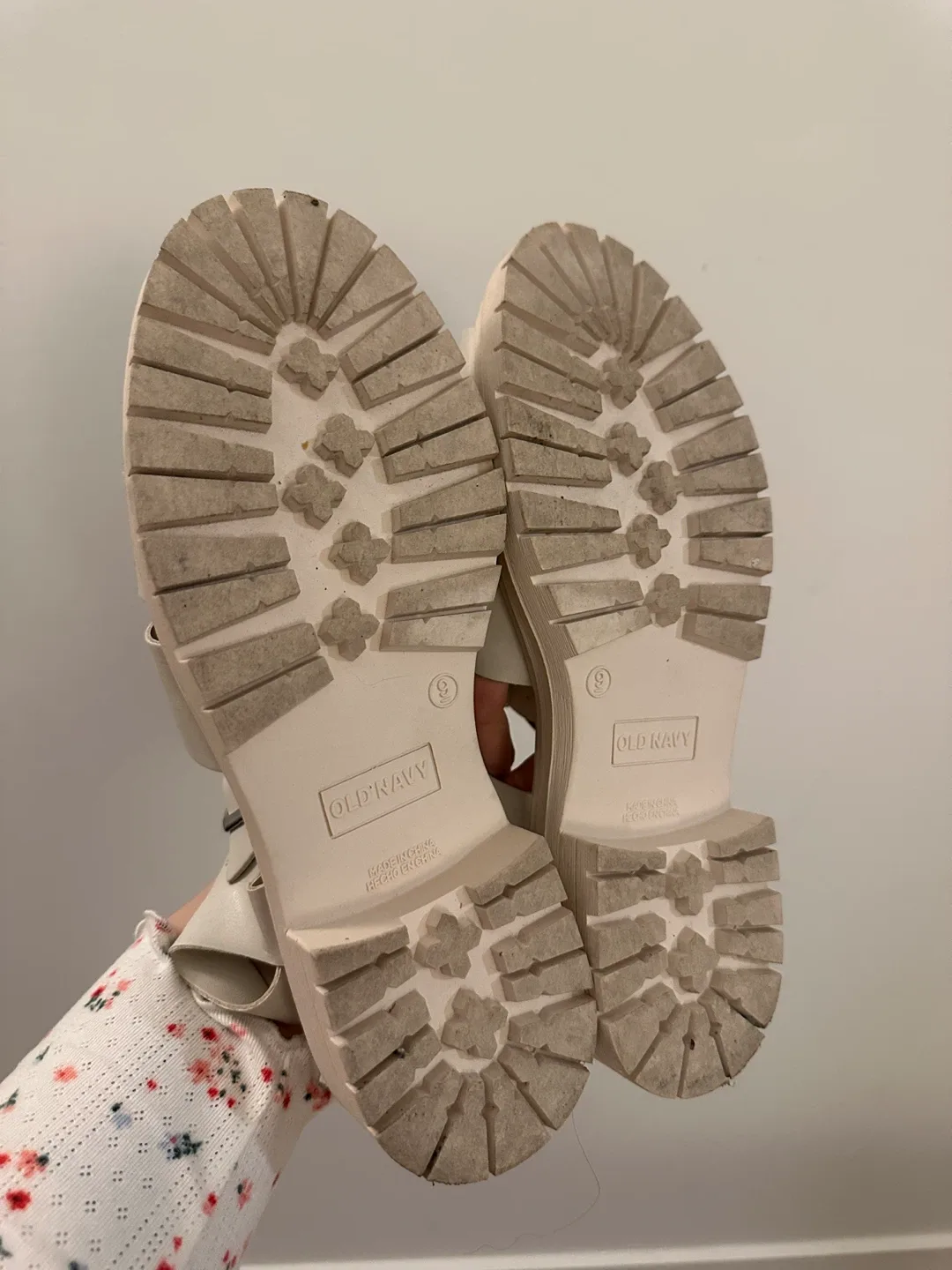 Old Navy Sandals - Size 9 image indicator(4)