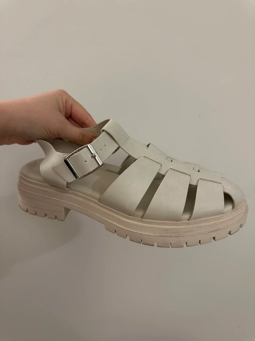 Old Navy Sandals - Size 9 image indicator(2)