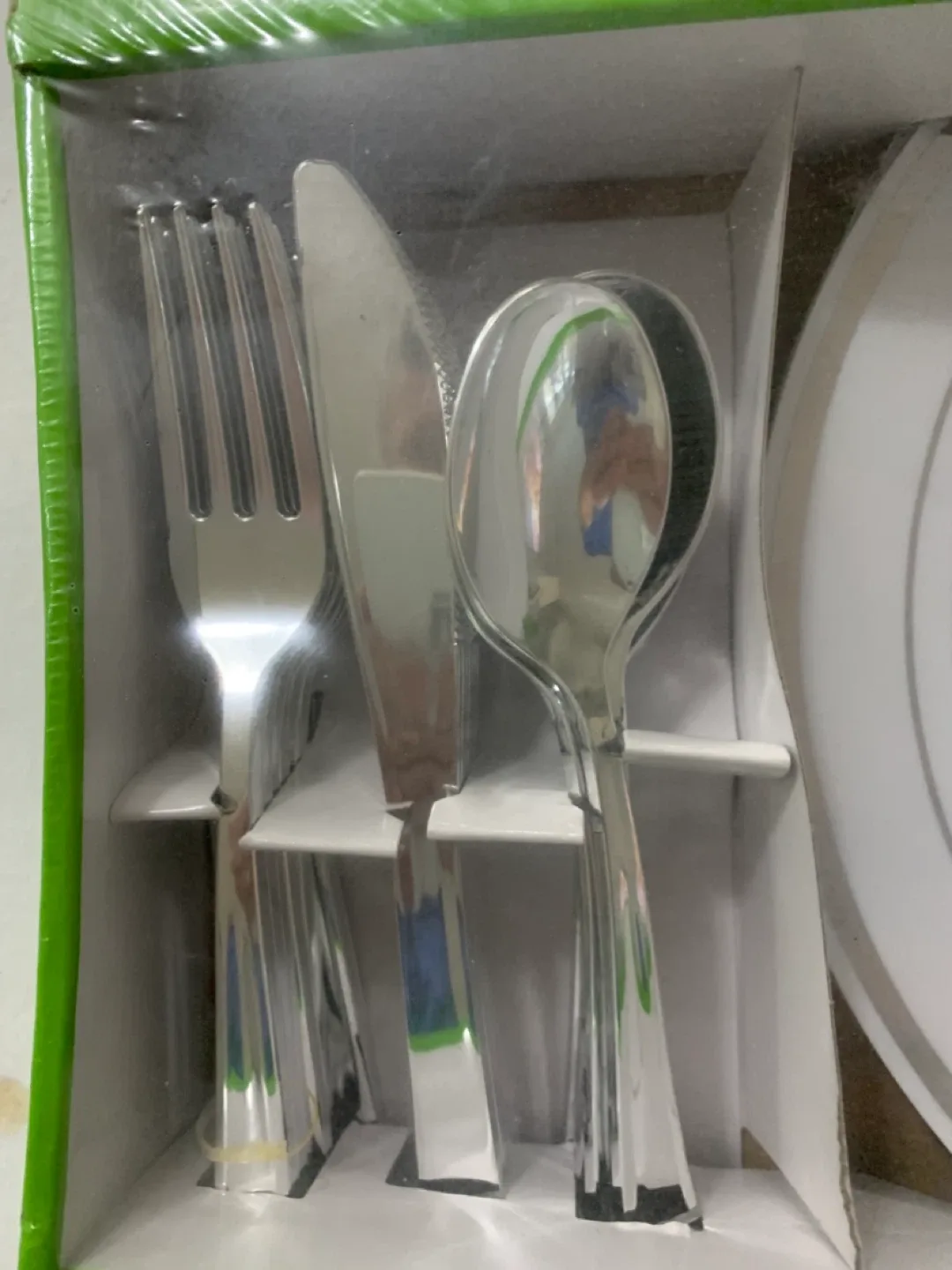 Everyday Essentials 40-Piece Disposable Dinnerware Set image indicator(4)